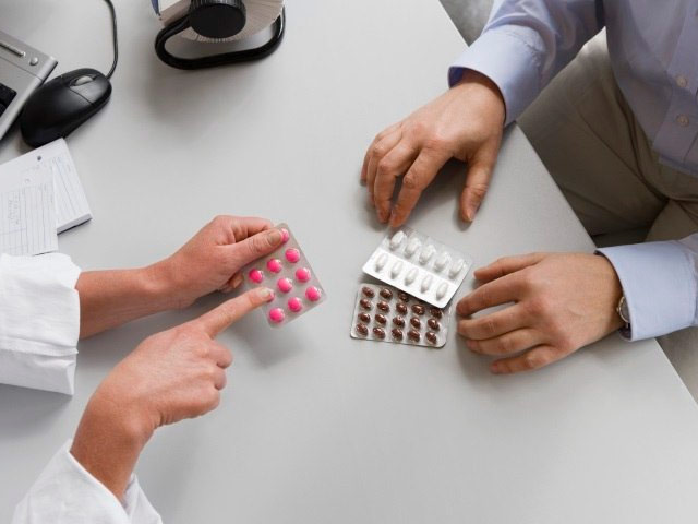 Farmacia Mirón personas revisando medicamentos